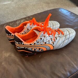 Boys size 6 soccer cleats- in EUC